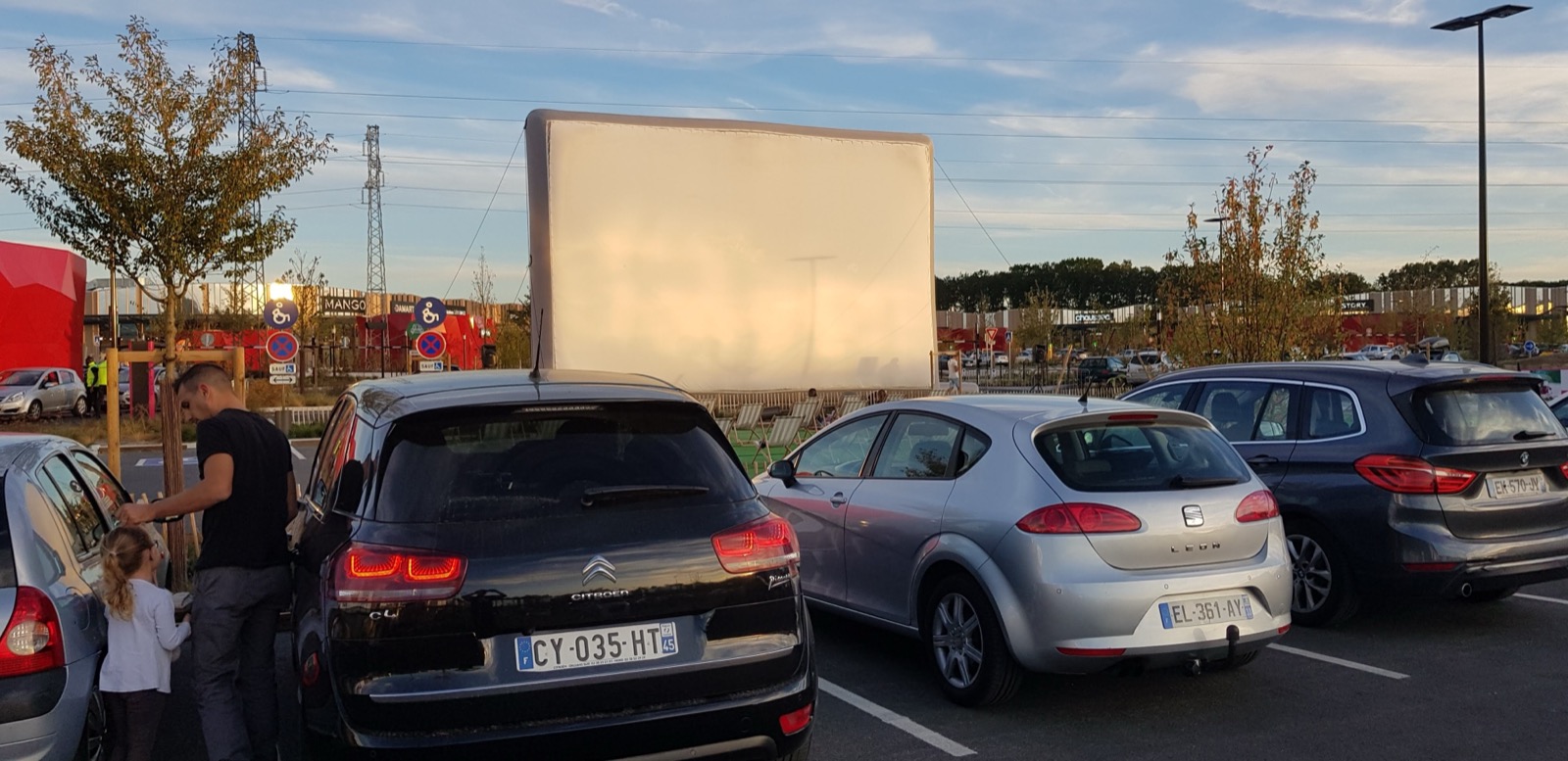 Écran de cinéma gonflable Hallucine 17m installé pour drive-in — projection plein air grand format