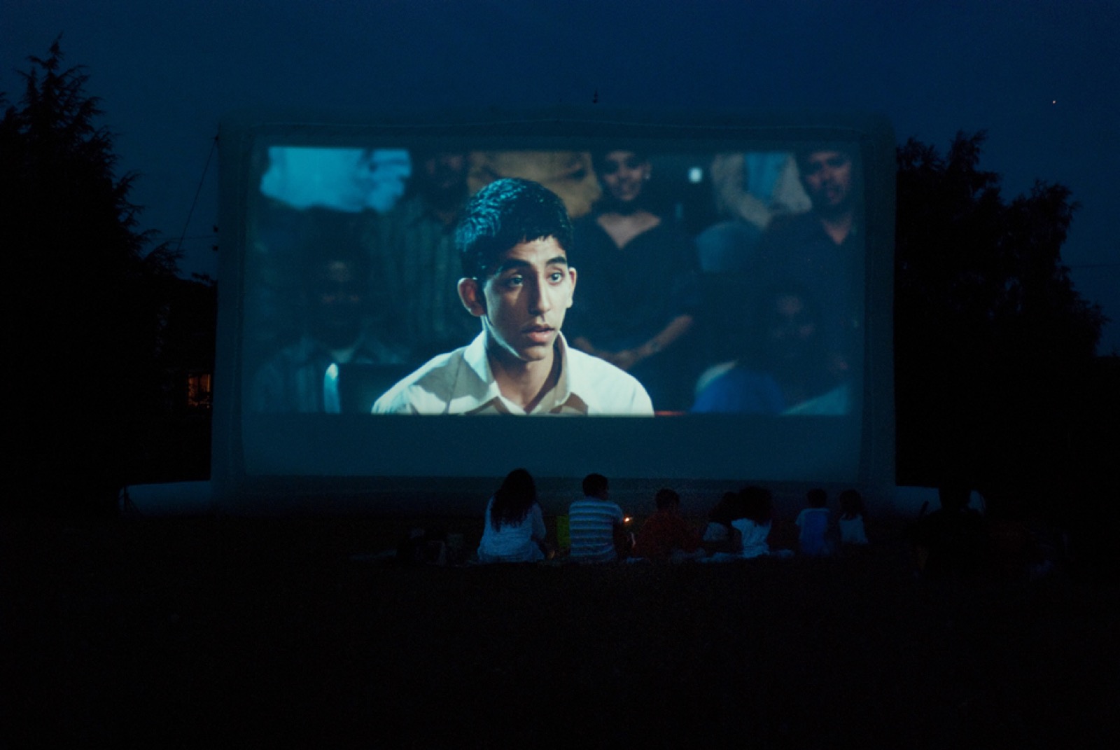 Séance de cinéma en plein air sur écran géant gonflable Hallucine