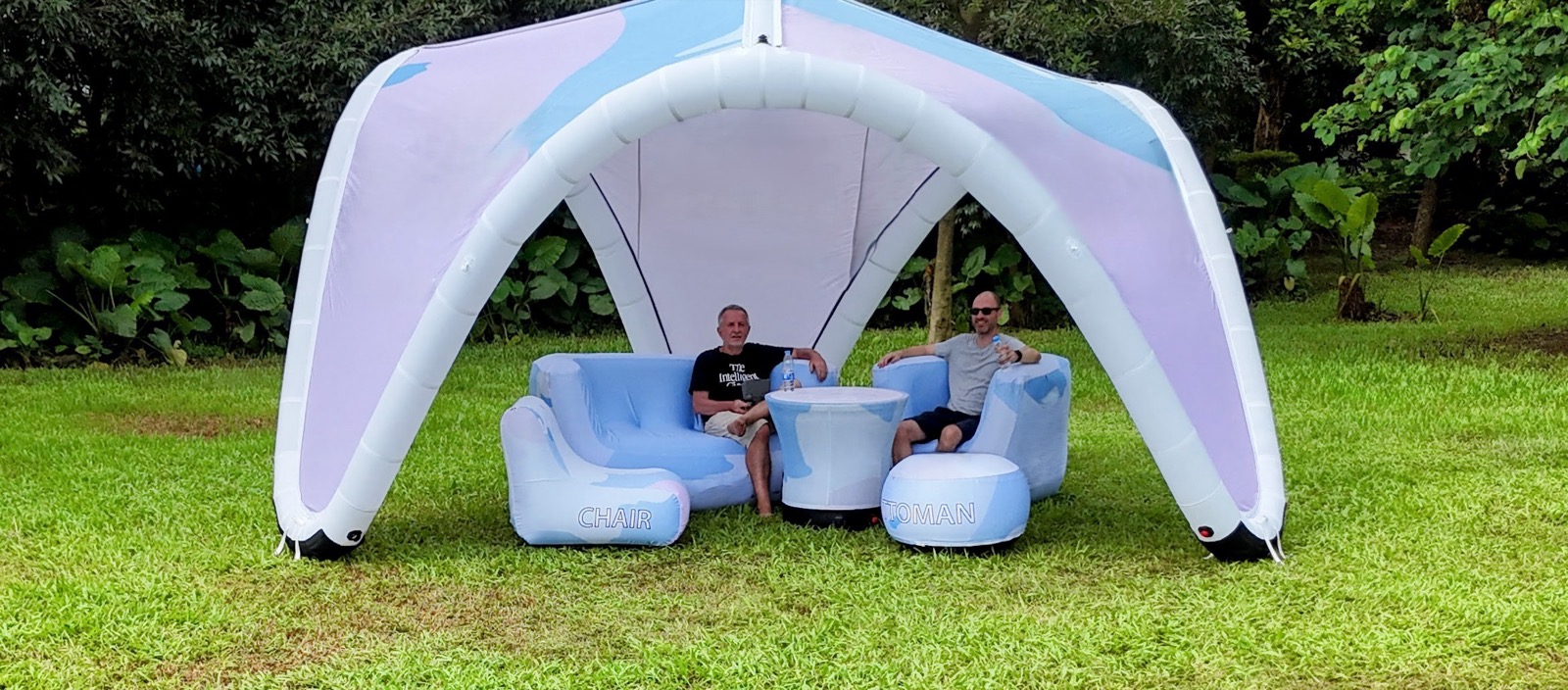 Tente gonflable Hallucine et mobilier gonflable installés en extérieur sur une pelouse